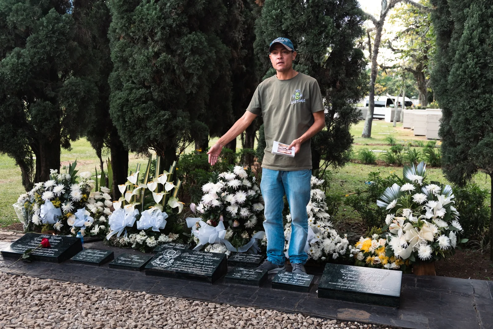 Travelers on a Pablo Escobar tour at Montesacro Cemetery in Medellín