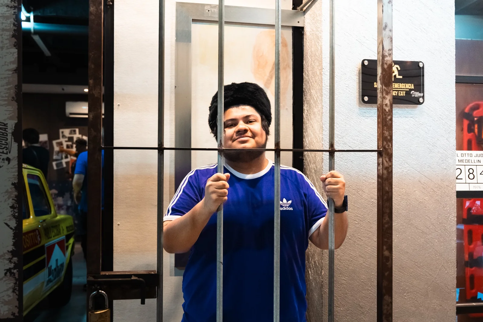 Visitante en una exhibición histórica durante el tour de Pablo Escobar