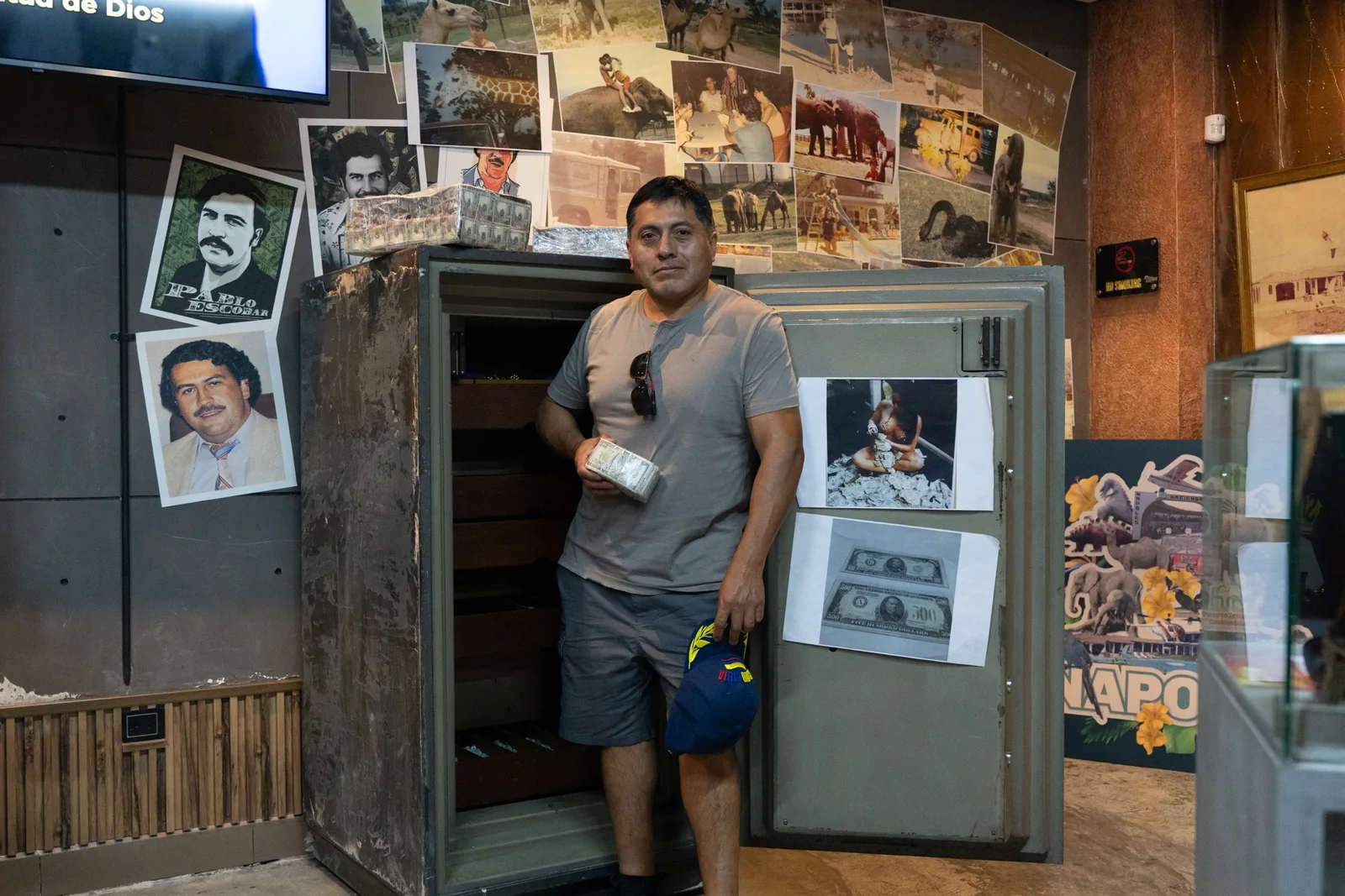 Viajeros visitando un museo privado relacionado con la historia de Pablo Escobar