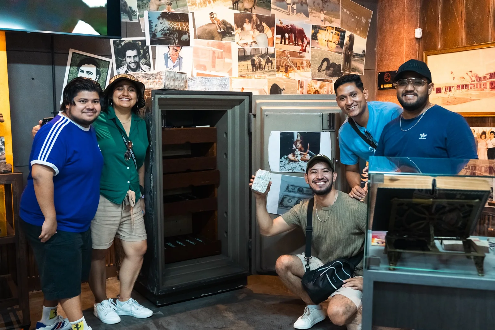 Parada en museo privado durante el tour de Pablo Escobar en Medellín